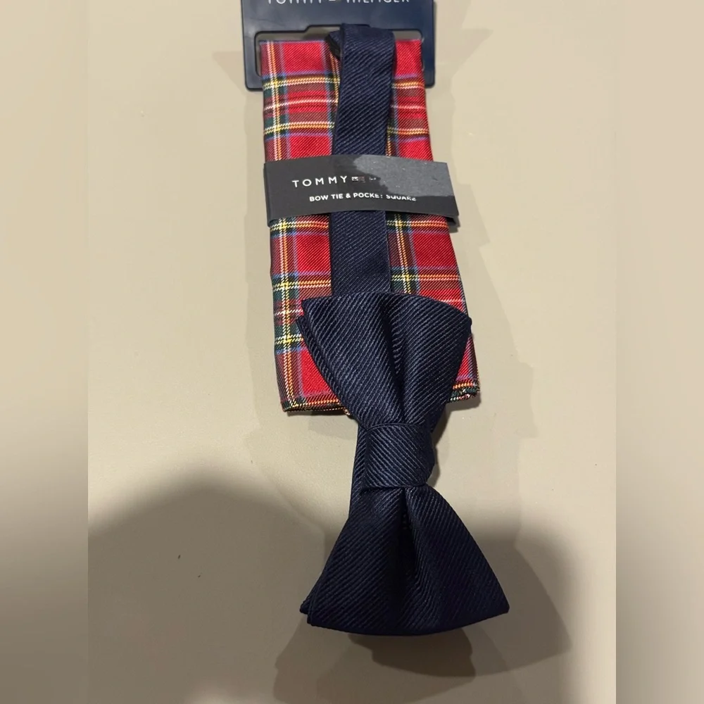 NWT Tommy Hilfiger Navy Bow Tie with Plaid‎ Pocket Square Set Holiday Christmas